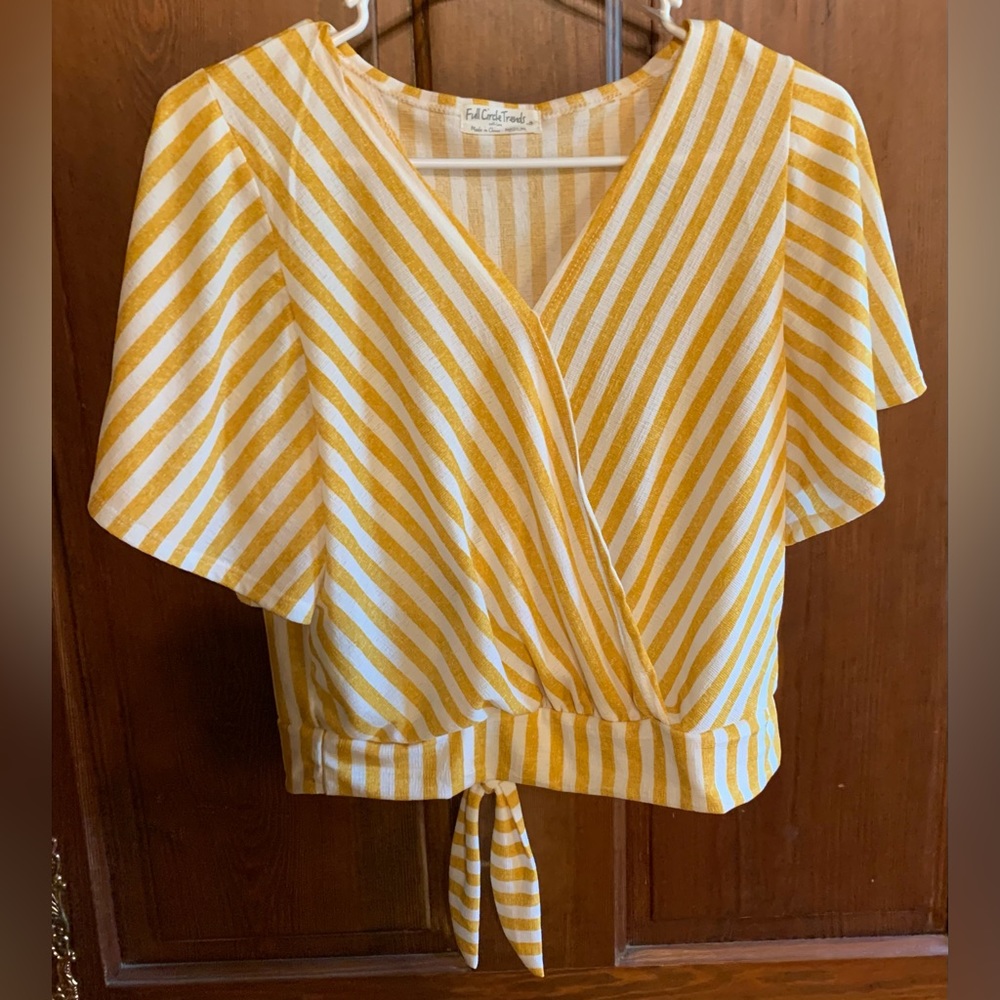 Adorable Yellow & White Crop Top with keyhole back. Size Medium